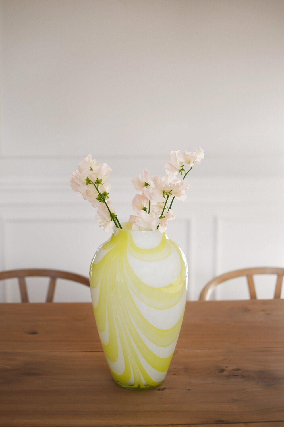 Vase med brede swirl striber, gul - H35 cm.